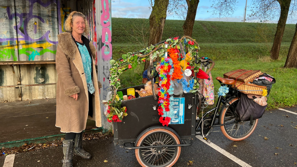 Hoornse Patricia van Willigen deelt koffie en lekkers uit aan daklozen