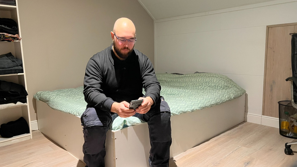 Jordy (28) woont op een gedeelde zolderkamer met zijn zus