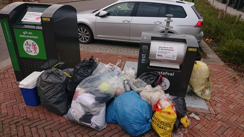 Afval wordt gedumpt naast de ondergrondse afvalcontainers