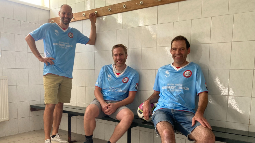 In de kleedkamer - met de jubileumshirts Schellinkhout