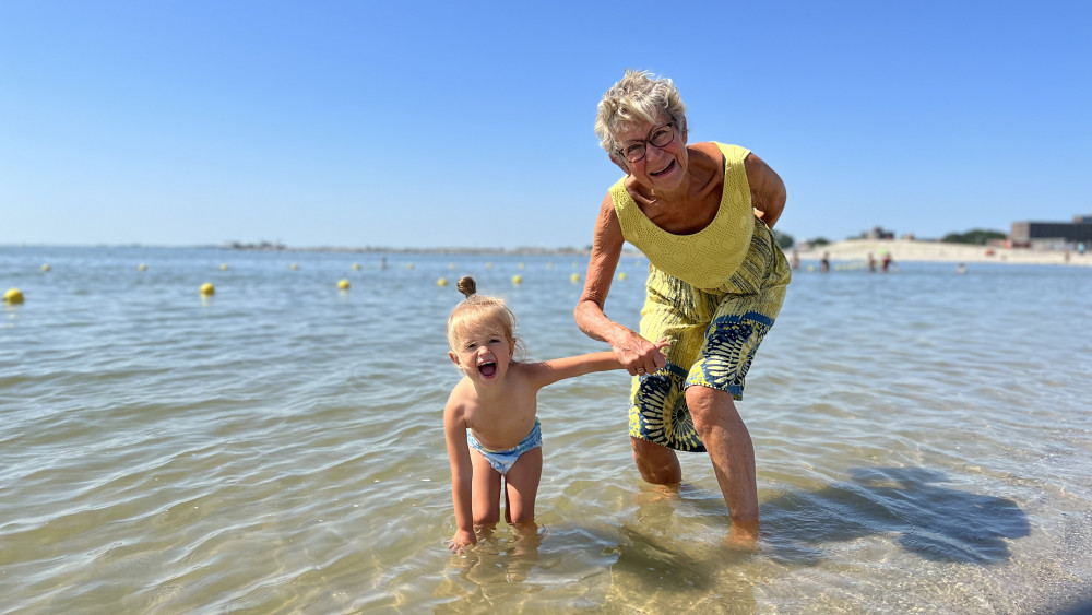 Eerste warme dag op het stadsstrand in Hoorn