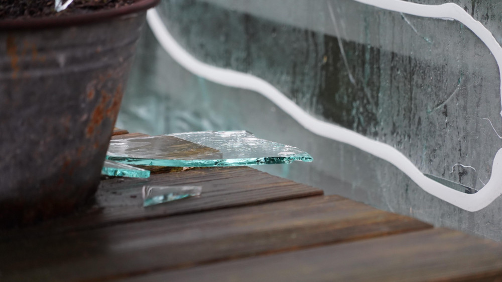 Explosie door mogelijk zwaar vuurwerk bij woning Medemblik