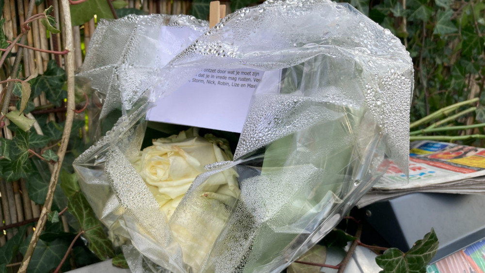 Bloemen op de fatale plek Schellinkhout