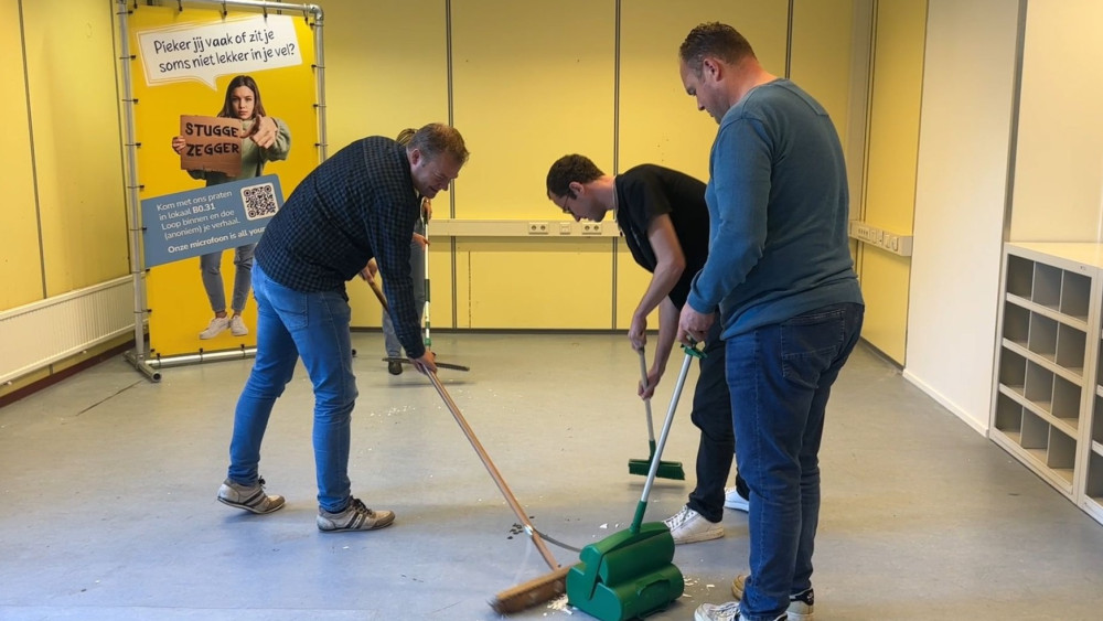 Verslaggevers vegen lokaal school na borden smijten