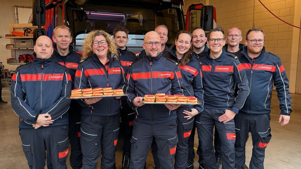 Het korps van Opmeer is trots op de nieuwe auto brandweer