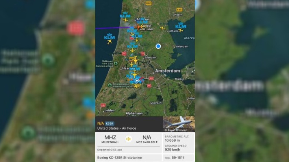 Statotanker en gevechtsvliegtuigen Amerikaanse luchtmacht door Noord-Hollands luchtruim
