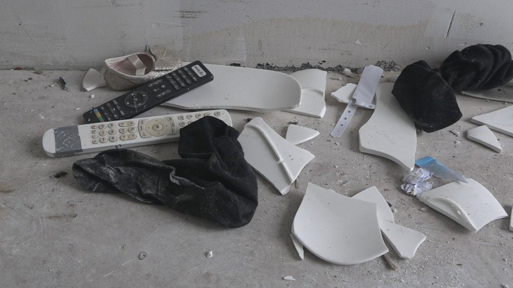 Serviesscherven en afstandsbedieningen werden achtergelaten