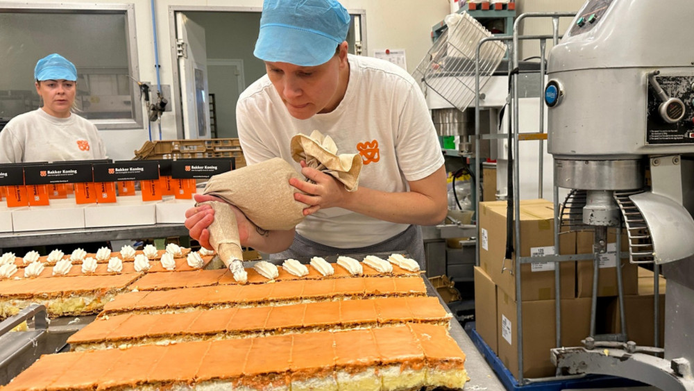 Oranje tompouce bakken bij Bakker Koning in De Goorn