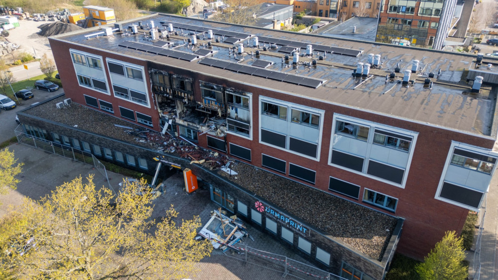 Grote schade bij daglicht zichtbaar aan appartementencomplex Heerhugowaard 3