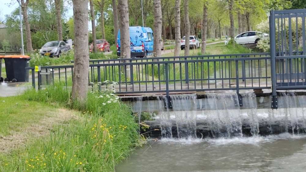 Water klotst over de dijk na leidingbreuk in Zwaagdijk-Oost