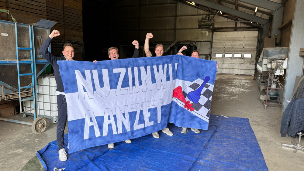 Spandoek voor kampioenswedstrijd handbalsters SEW Nibbixwoud