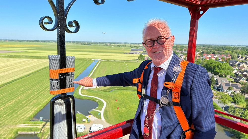 Burgemeester Opmeer neemt op grootse hoogte afscheid met geheime boodschap