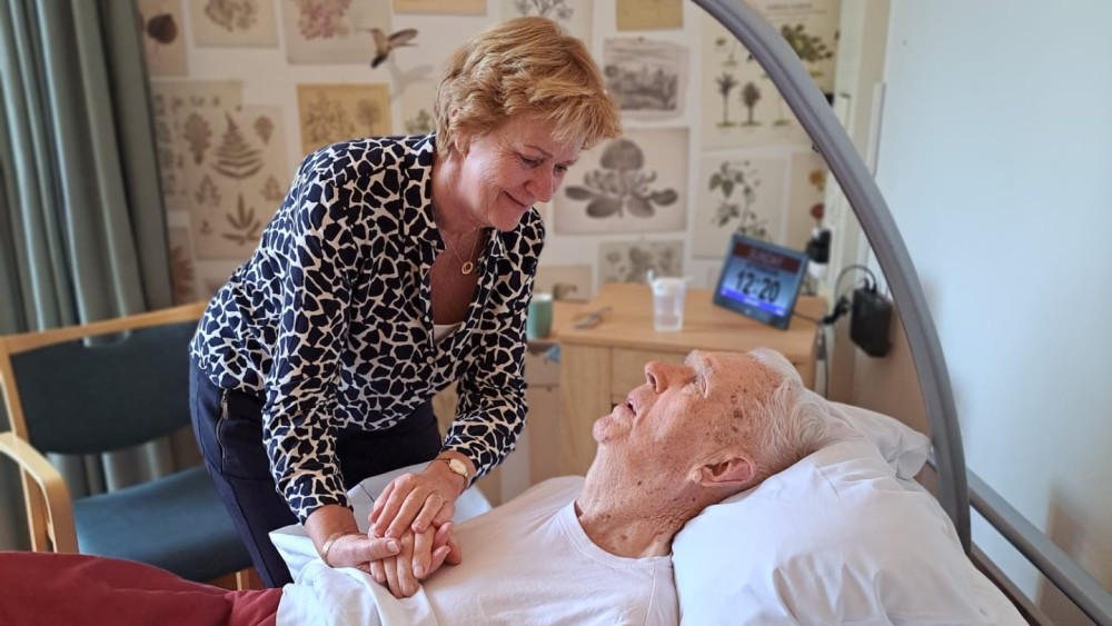 Carrolien met haar vader in het hospice