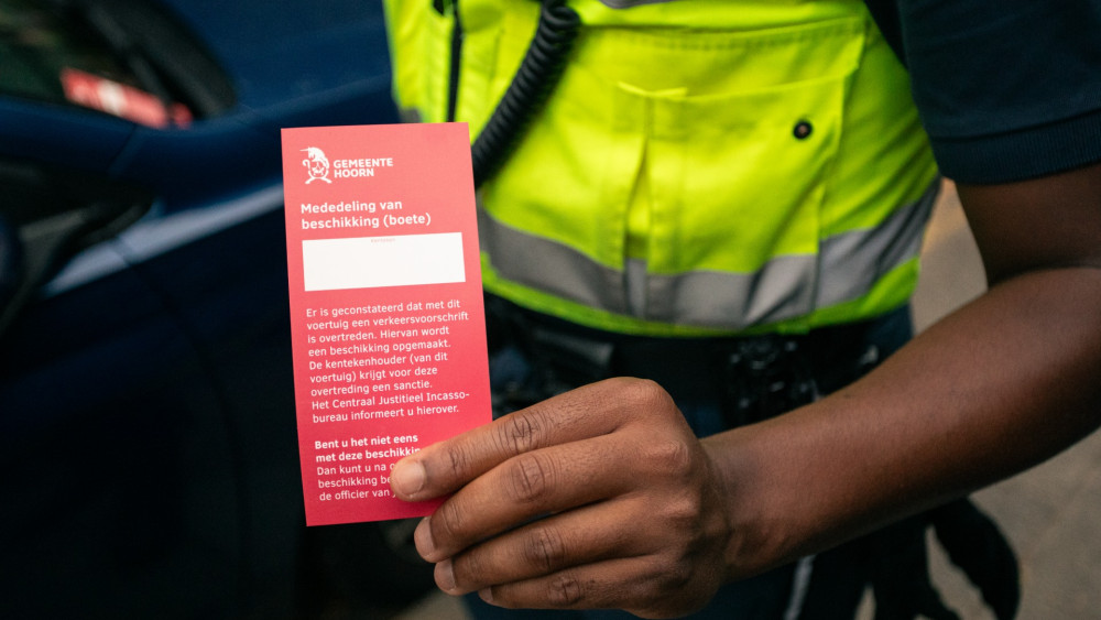 Op pad met boa's tijdens de kermis in Hoorn 