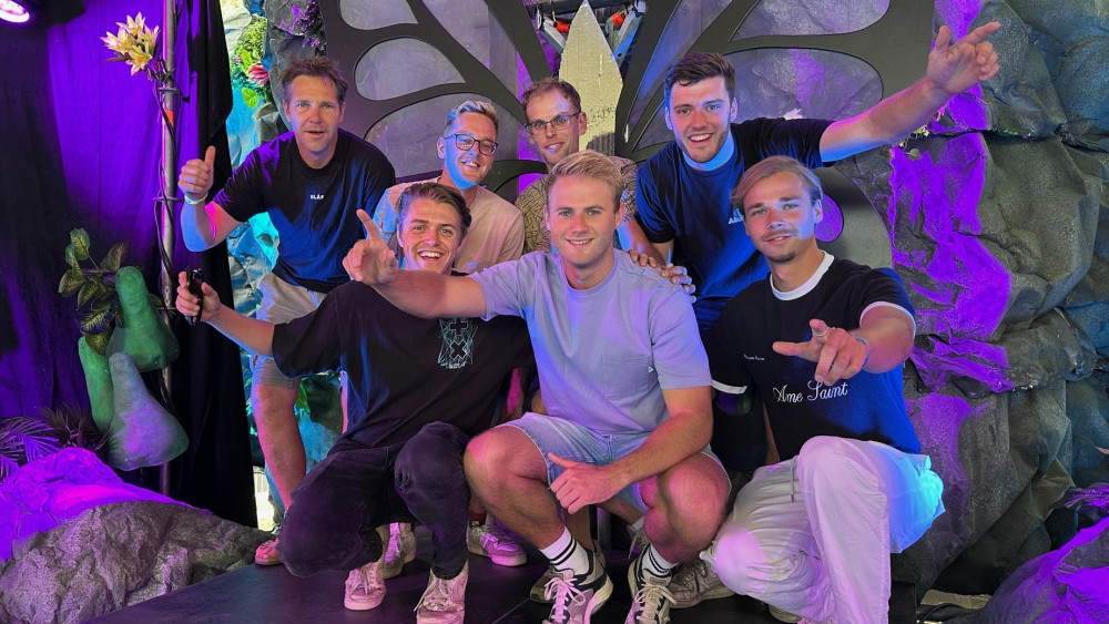 De vriendengroep achter de kermis in Abbekerk, met Jordy Twisk