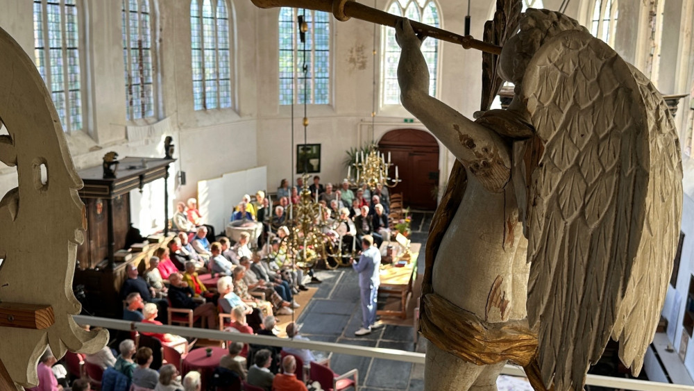 Een volle kerk tijdens de Elvis-dienst