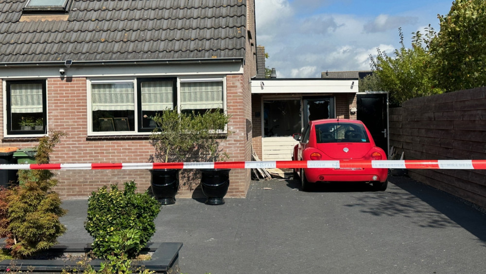 Het huis aan de Belmolendijk is afgesloten Het huis in Wervershoof, vlak na de explosie van vorige week