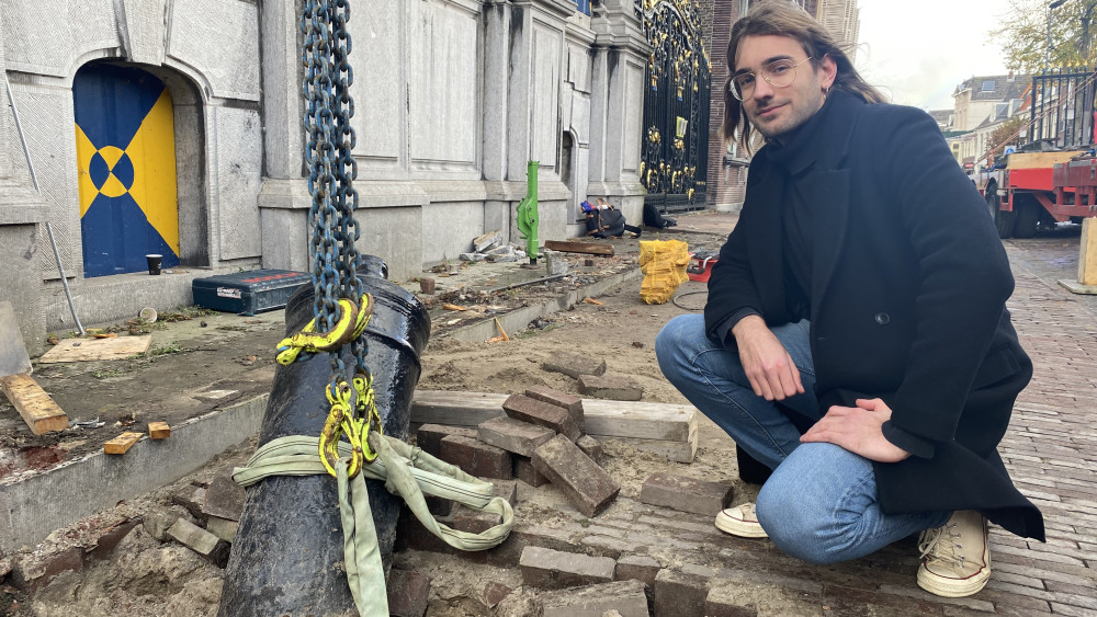 Eeuwenoude 'pispaal' voor het Westfries Museumis is uit de grond gehesen