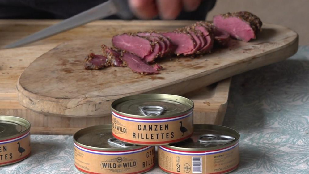 Poelier Sjoerd Evenhuis snijdt ganzenvlees