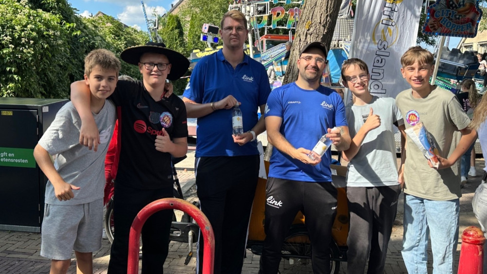 Er werden flesjes water uitgedeeld aan jongeren