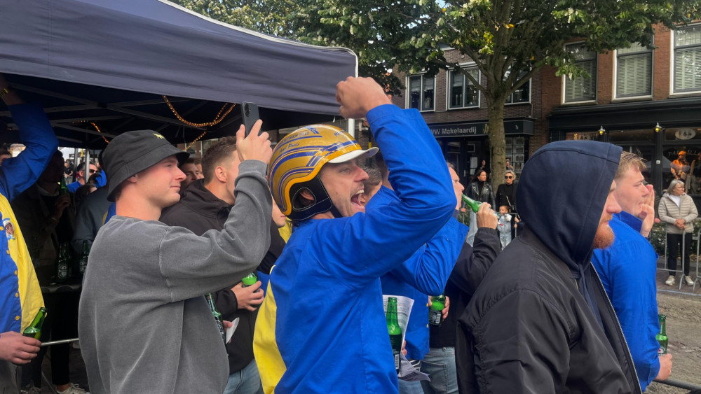 Fanatiek en met zijn iconische helm juichen fans van Aad Pools hem naar de overwinning toe.