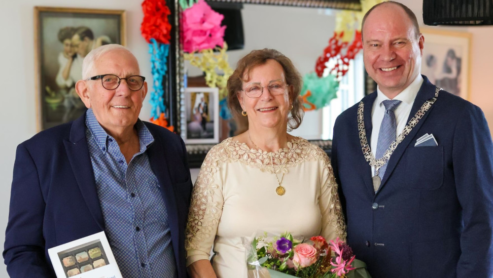 Jan en Toos Steltenpool kregen visite van de burgemeester