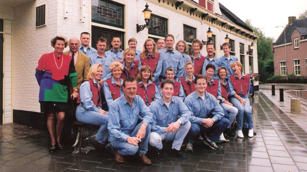 Het personeel van Van Rooijen voor het café in Wervershoof 