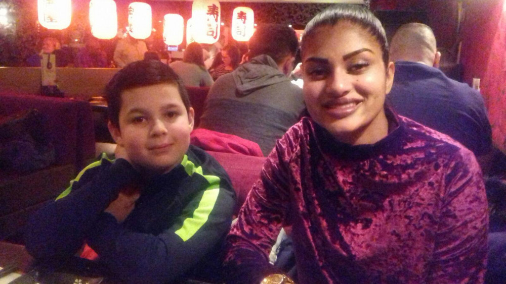 Een oude foto: Uzma (rechts) met Dani 