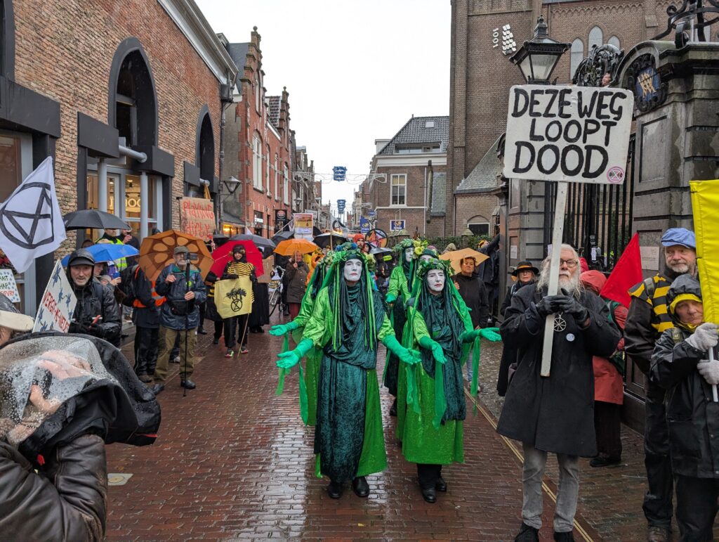 Extinction Rebellion demonstreert met muzikale en kleurrijke tocht in Enkhuizen