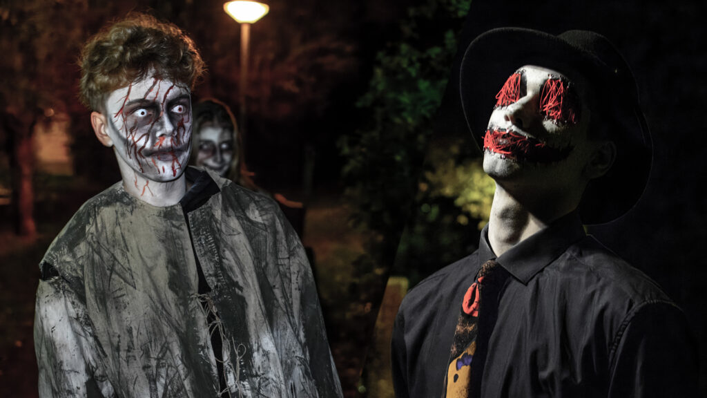 Kinderen griezelen en schrikken bij Halloween Spooktocht in Wognum