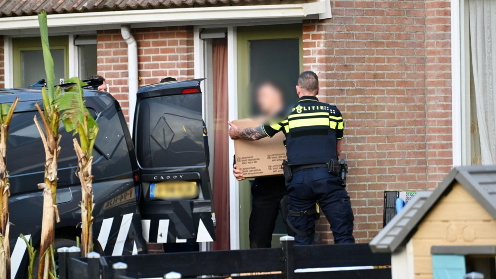 Politie haalt grote lading zwaar vuurwerk uit woning Opmeer, één persoon aangehouden