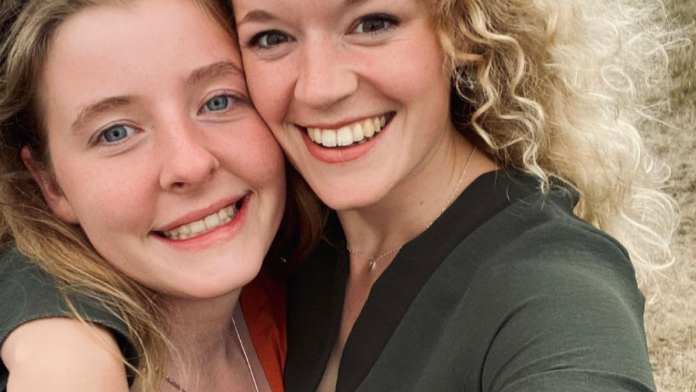 Desir&eacute;e herdenkt zus en vriendin in Hoornse rouwkas