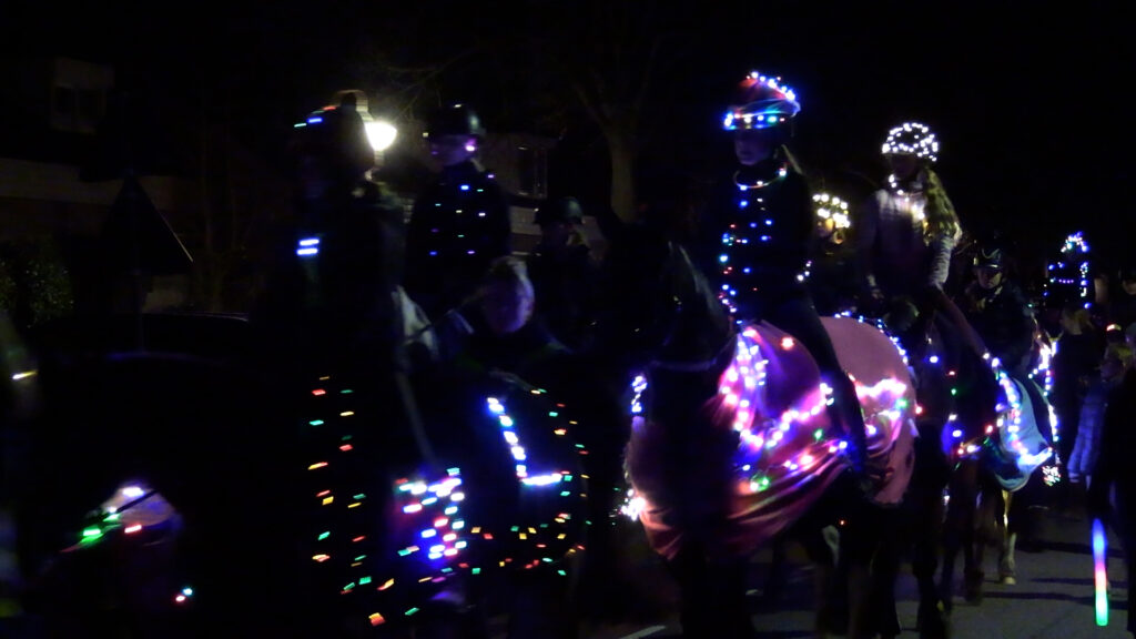 Verlichte optocht met paarden in Berkhout trekt tientallen deelnemers en bezoekers