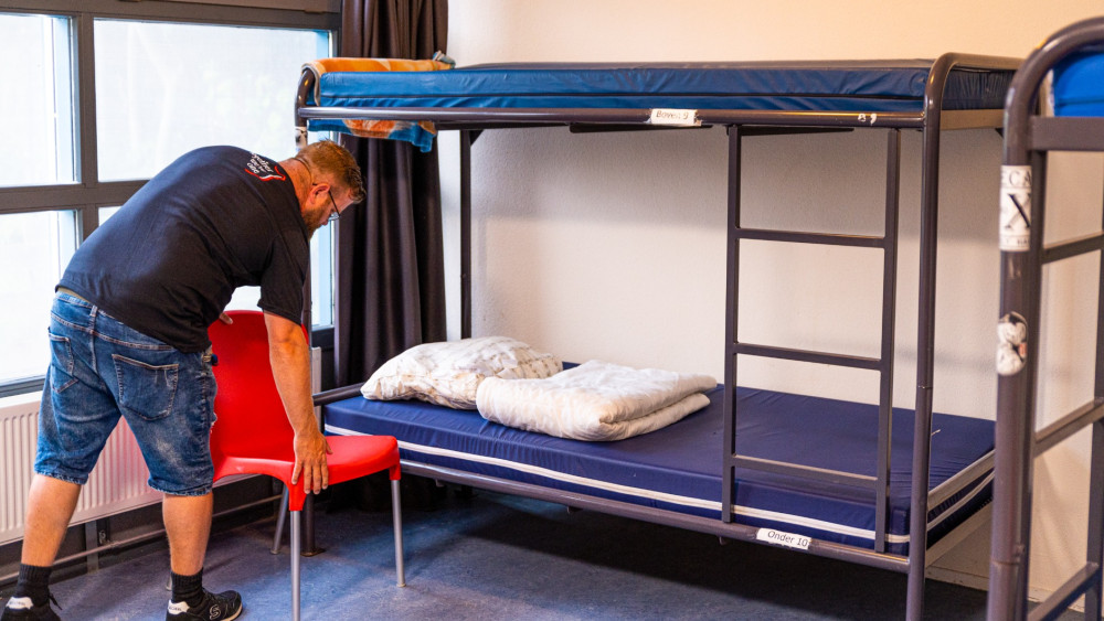 Bedden worden opgemaakt bij het Leger des Heils in Hoorn