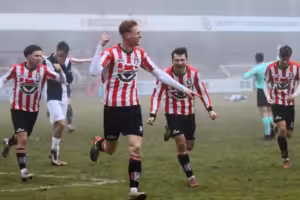 Jim Broers heeft 1-0 gemaakt. Niels Koster (links) en Freek Vrenegoor (rechts) zijn opgetogen, ontgoocheling bij Victoria