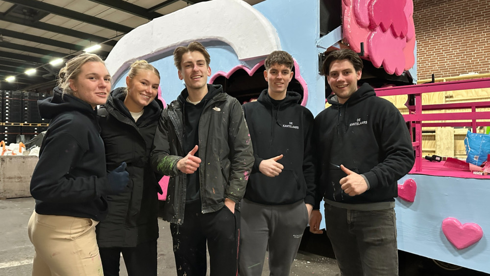 De Kantelaars bouwen hun wagen in Zwaagdijk-Oost