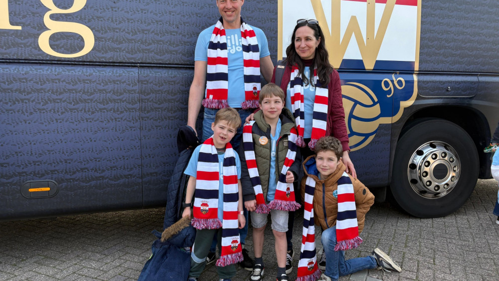 Zieke Aaron en zijn familie voor de Willem II-spelersbus