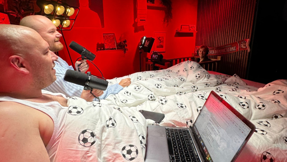 Lars van Velsum met zijn podcastmaten van FC Afkicken