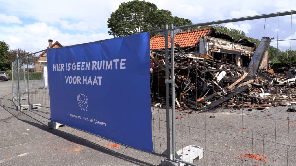 Spandoeken tegen haat opgehangen bij afgebrand restaurant in Wijdenes