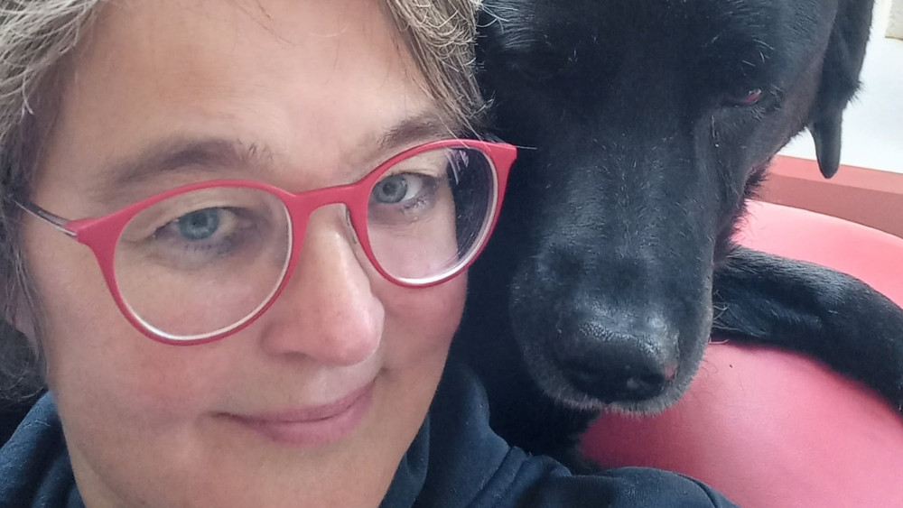 Caroline Ebens met haar hond Roza 