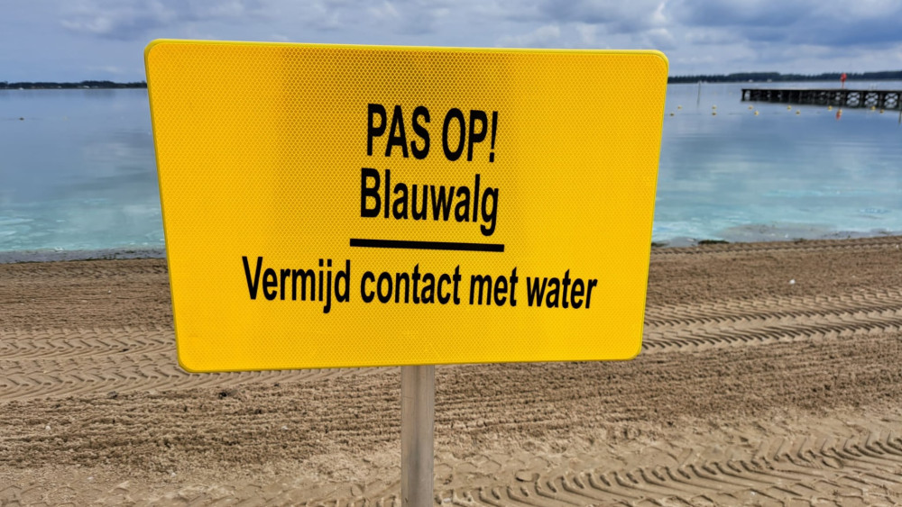 Waarschuwingsborden voor blauwalg bij het Gooimeer