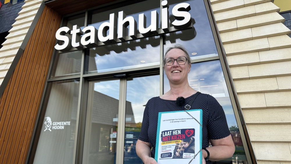 Mirjam van Westen voor het stadhuis met de petitie