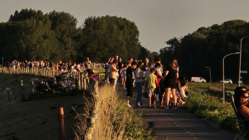 In Beeld: Dijk bij Enkhuizen stroomt vol om te kijken naar zonsverduistering