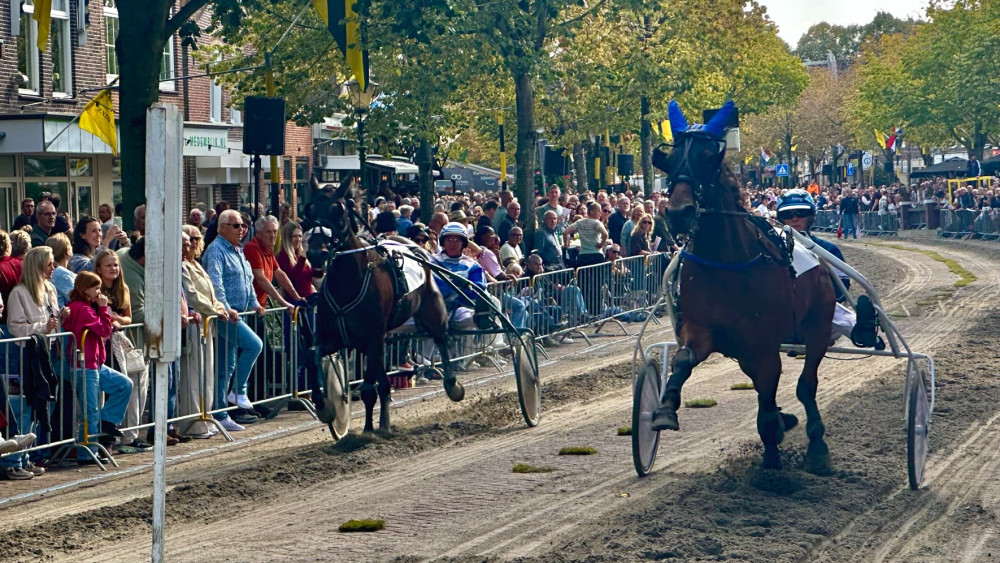 “Met Aad uit je naad”: Medemblik beleeft met 184e harddraverij ‘mooiste dag van het jaar’