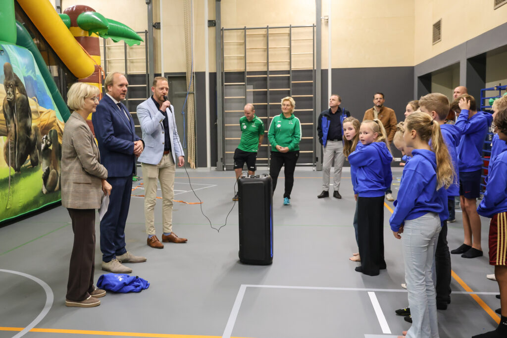 Vernieuwde basisschool De Kelderswerf in Obdam feestelijk geopend