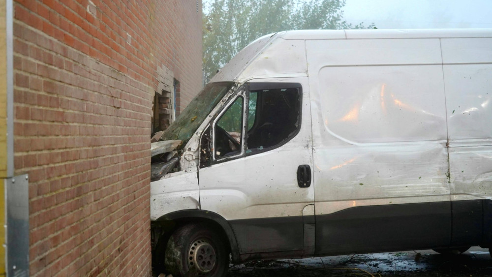 Busje boort gat in muur van pand in Hoogkarspel
