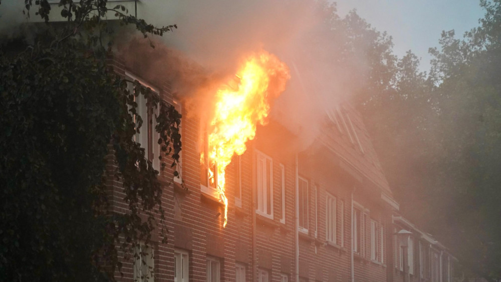 Felle woningbrand in Enkhuizen, naastgelegen huizen ontruimd