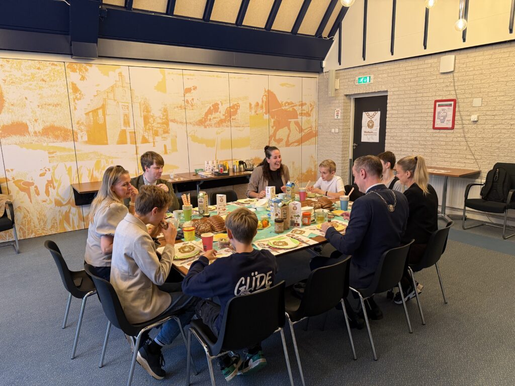 Leerlingen in Opmeer ontbijten op gemeentehuis met burgemeester Wiersema